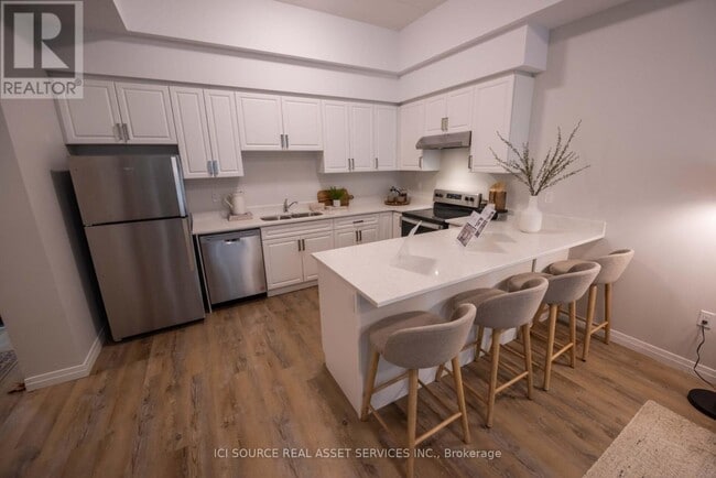 Photo du bâtiment - 785 Southdale Rd W