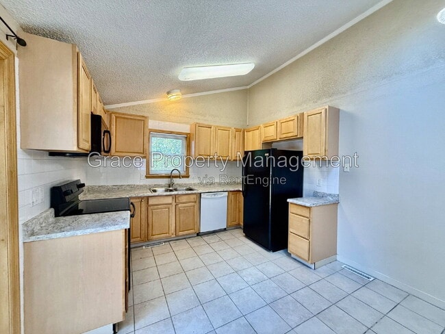 Building Photo - 405 S 28th Ln