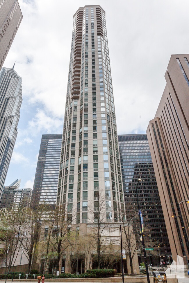 Foto del edificio - 222 N Columbus Dr