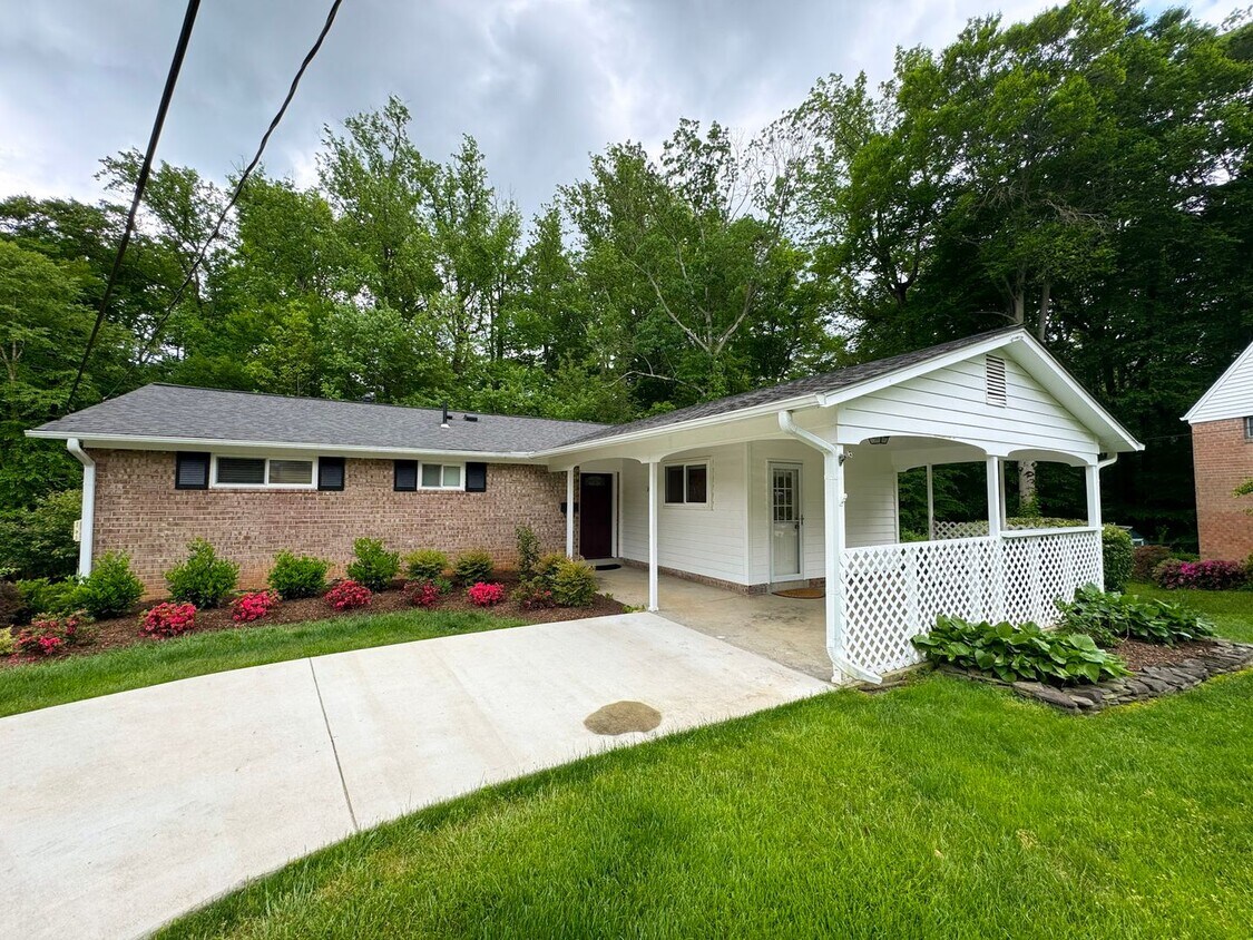 Foto principal - Sought-After 4 Bed 3 Bath L-Shaped Rambler...