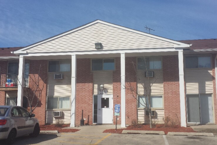 Main Entrance - 703 E Fullerton Ave