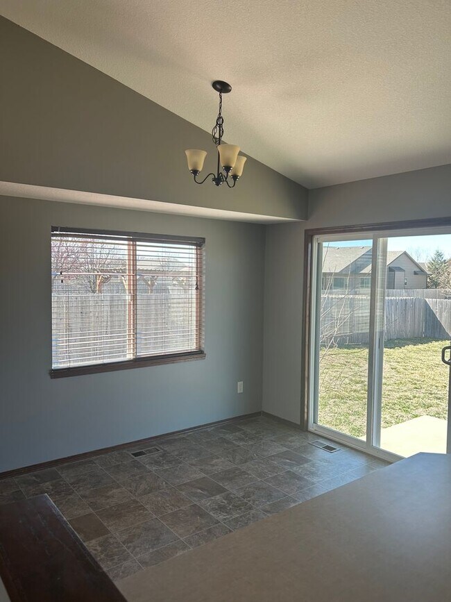 Foto del edificio - Derby 4 bedroom Home - Privacy Fence Comin...