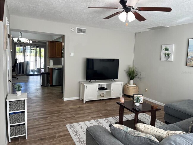 Foto del edificio - 4114 Woodlark Dr