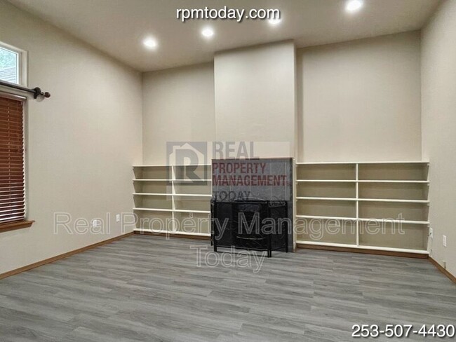 Building Photo - 3535 Barklay Dr NE