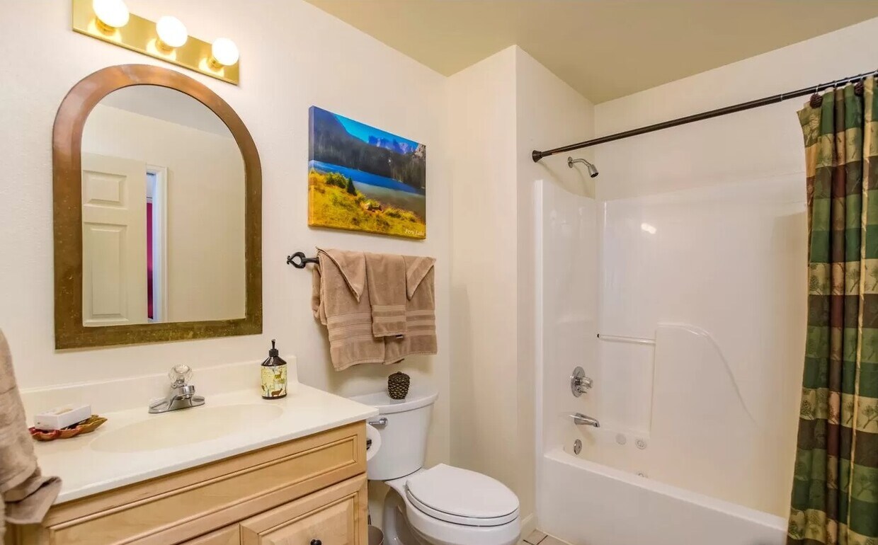 Full guest bath with jetted tub and direct access from second bedroom. - 160 Riverside Drive
