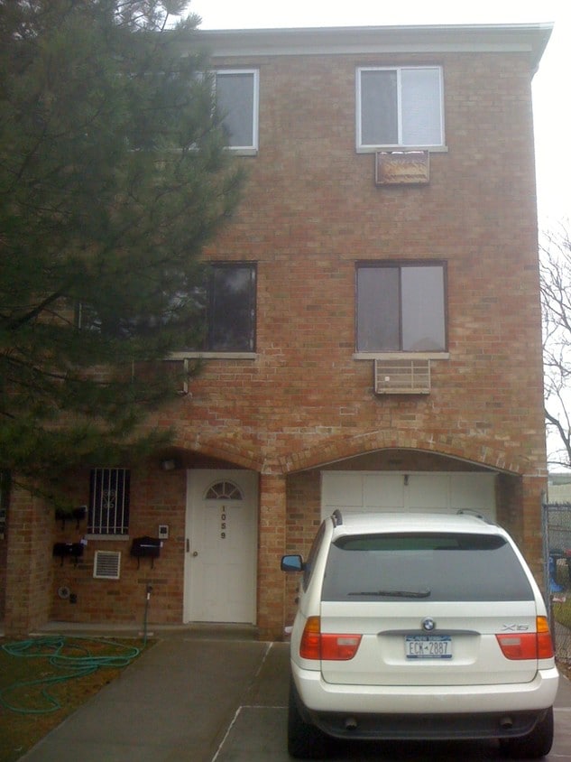 Primary Photo - 1059 Huntington Ave