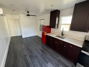 Building Photo - 823 E Cypress St