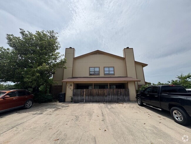Building Photo - 1701 Cedarview Cir