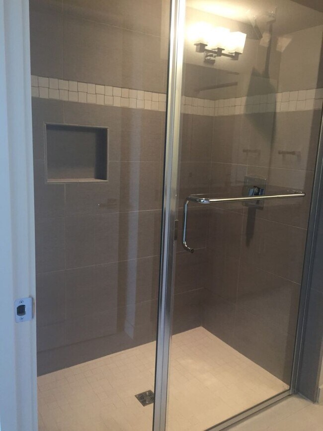 Foto del edificio - Newer & Beautiful 2bd/2bth condo in Ashland