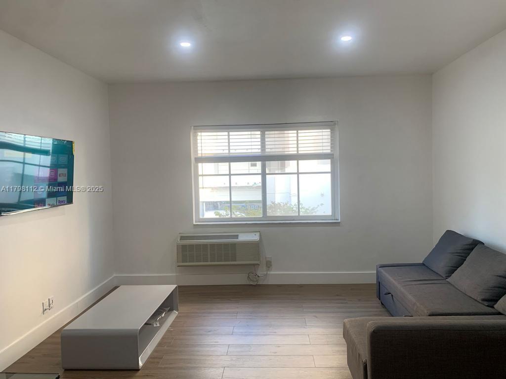 Foto principal - 8011 Abbott Ave