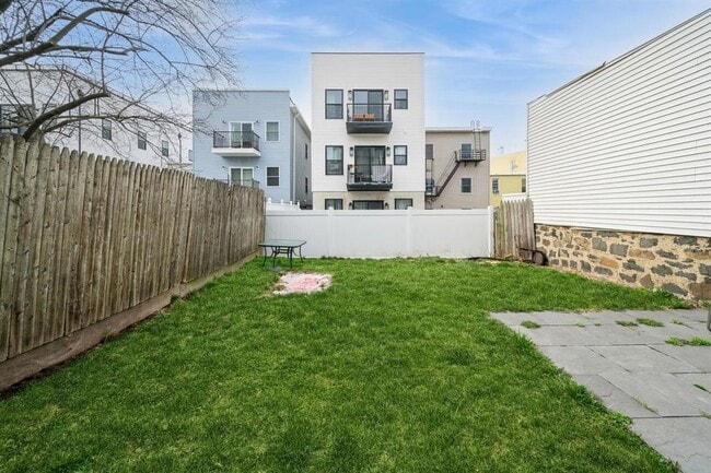 Building Photo - 259 Griffith St