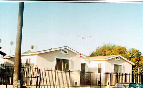 Building Photo - 852 W 81st St