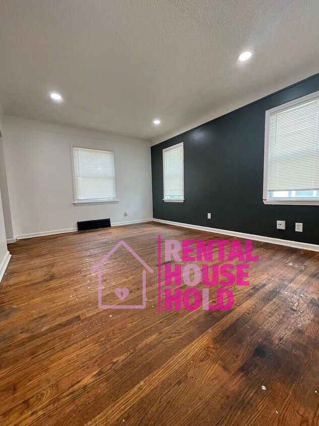 Foto principal - ~ 3 BEDROOM 1 BATH BUNGALOW FREE PRE-SCREEN