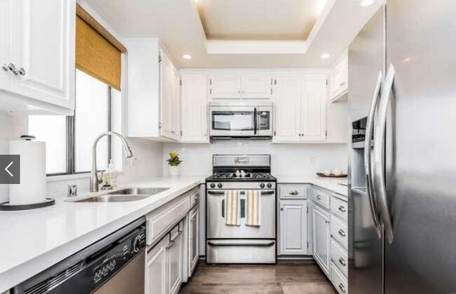 Kitchen - 1606 S Barrington Ave