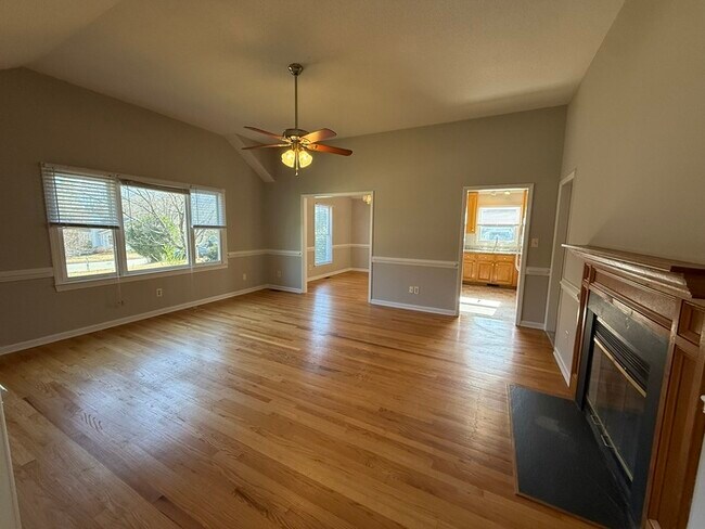 Building Photo - Beautiful Ranch style 3 Bed 2 Bath Home! Large Yard and 2 Car Garage!