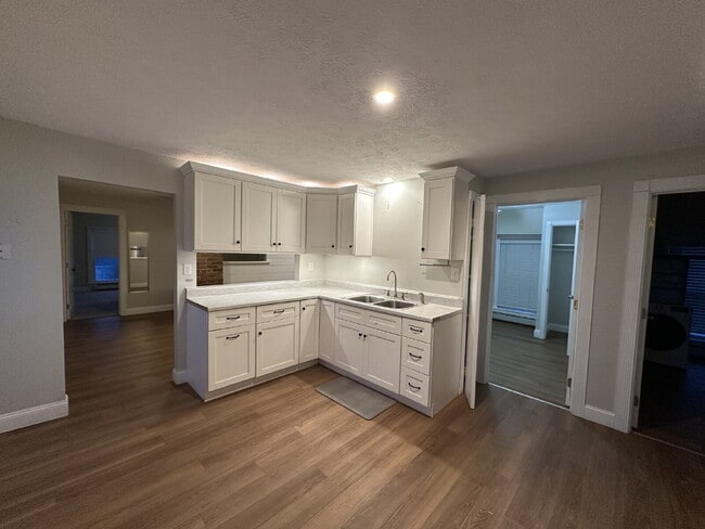 Building Photo - Charming 2-Bedroom Apartment in Portland's East End!