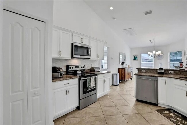 Building Photo - Spacious 4BR House in Lakeland