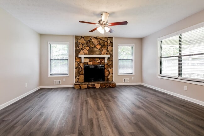 Foto del edificio - 5503 Springwood Ln