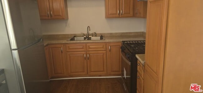 Foto del edificio - 2458 Normandie Ave