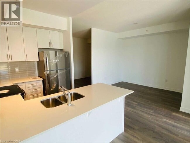 Photo du bâtiment - 550 N Service Rd