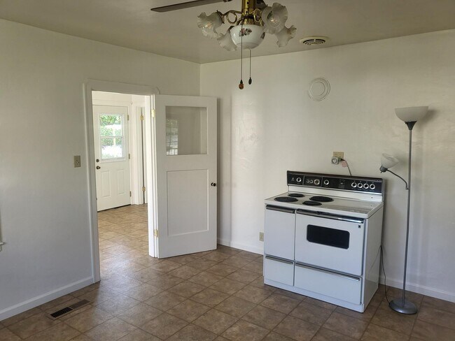 Building Photo - 494 Lincoln Ave