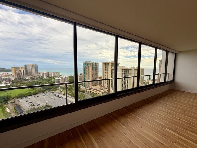 Foto del edificio - Luxury High-Floor Condo with Panoramic Ocean & Diamond Head Views | 2 Parking | Great Building Am...