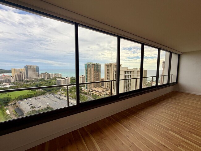 Building Photo - Luxury High-Floor Condo with Panoramic Ocean & Diamond Head Views | 2 Parking | Great Building Am...