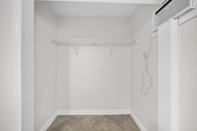 Building Photo - 1041 NE 9th Ave