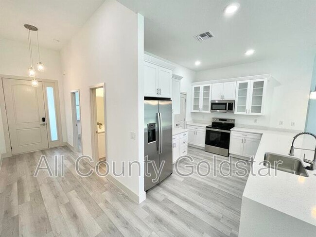 Foto del edificio - 558 Rutland Cir