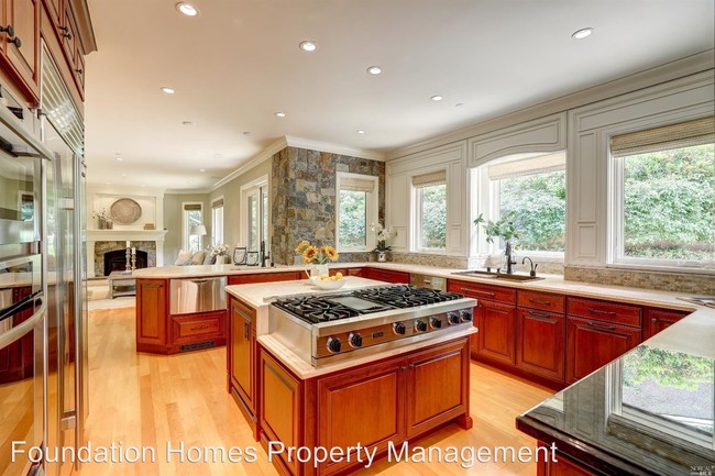 Foto del edificio - 5 br, 4 bath House - 16 Walters Rd.