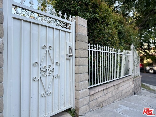 Foto del edificio - 815 N Hobart Blvd