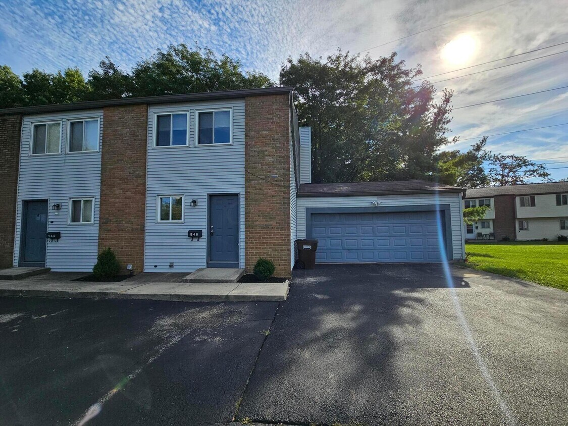 Primary Photo - 946 S Spring Rd