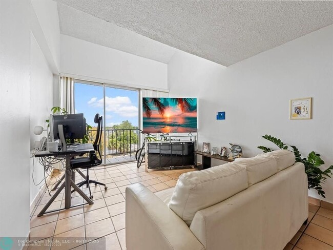 Building Photo - 310 Fontainebleau Blvd