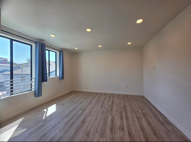 Building Photo - The Coronado