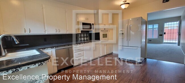 Building Photo - 3 br, 1 bath House - 945 College Dr
