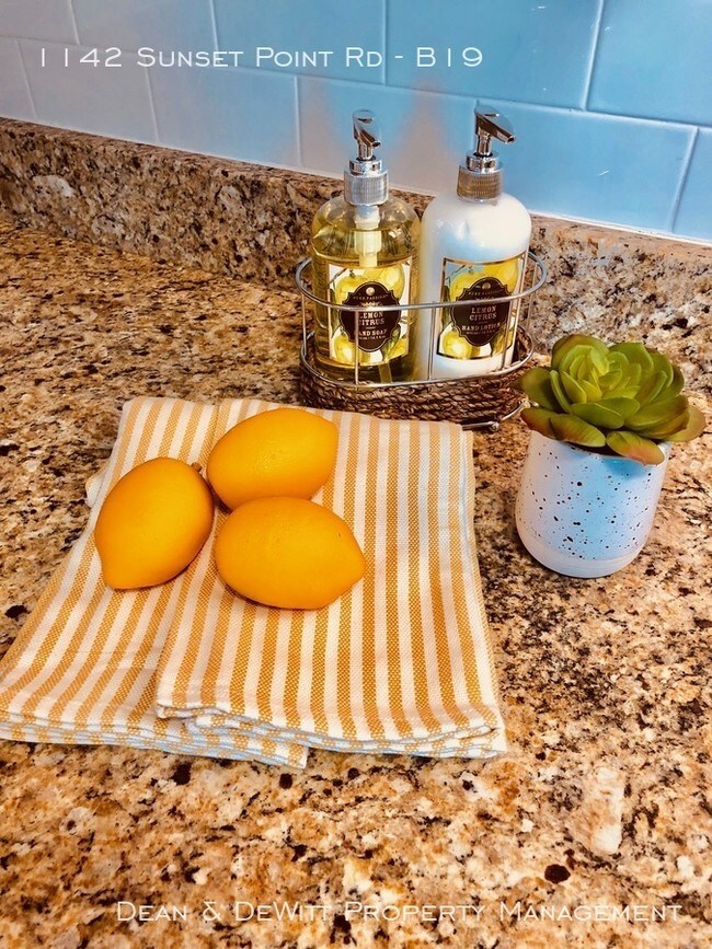 Foto del edificio - 1142 Sunset Point Rd