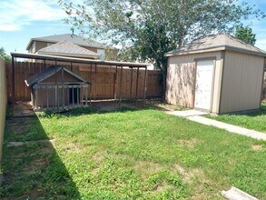 Building Photo - 811 Sweet Flower Dr