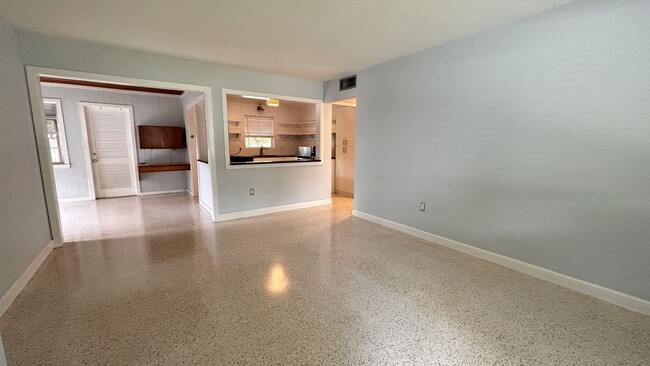 Foto del edificio - Unfurnished Annual Rental Available Now.