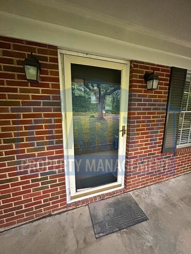 Foto del edificio - Three bedroom home w/ lots of storage!