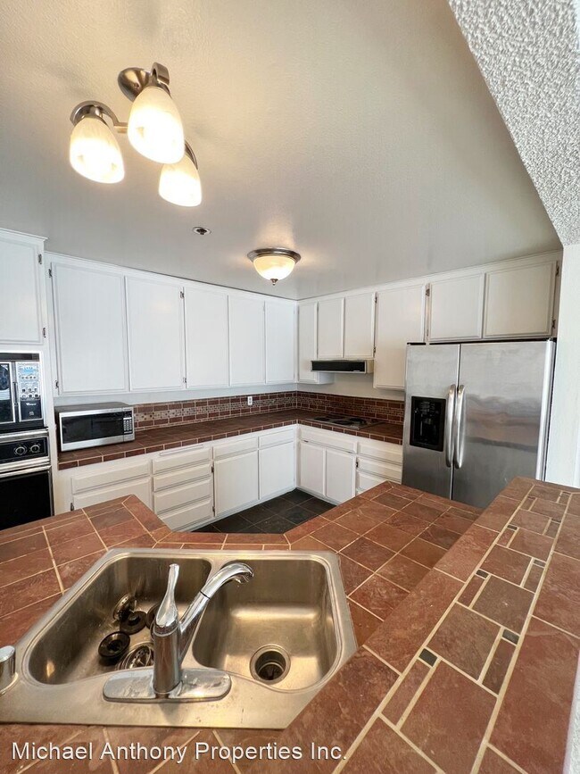 Building Photo - 2 br, 2 bath House - 2939 Laurel St #204