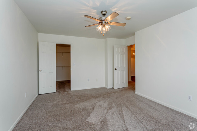 2BR, 1BA - Bradford - Crown Colony Apartments