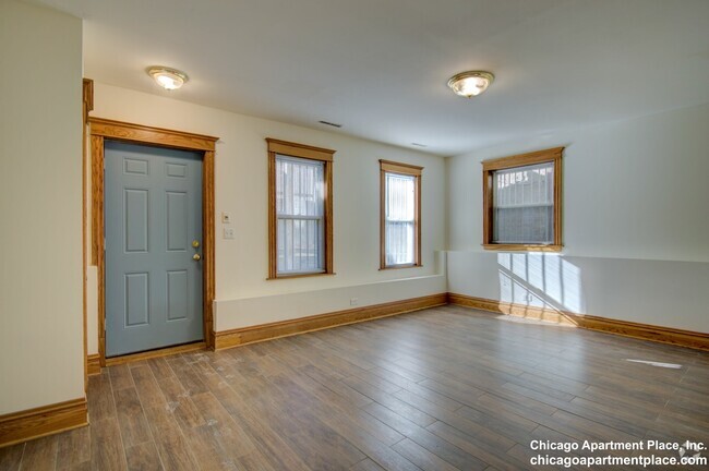 Building Photo - 1817 N Clybourn Ave