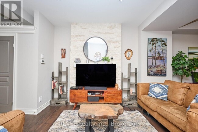 Building Photo - 608 Simcoe St