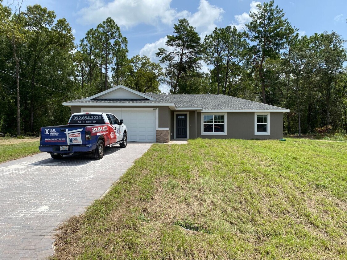Primary Photo - Custom Home - Desirable SE Ocala Neighborh...