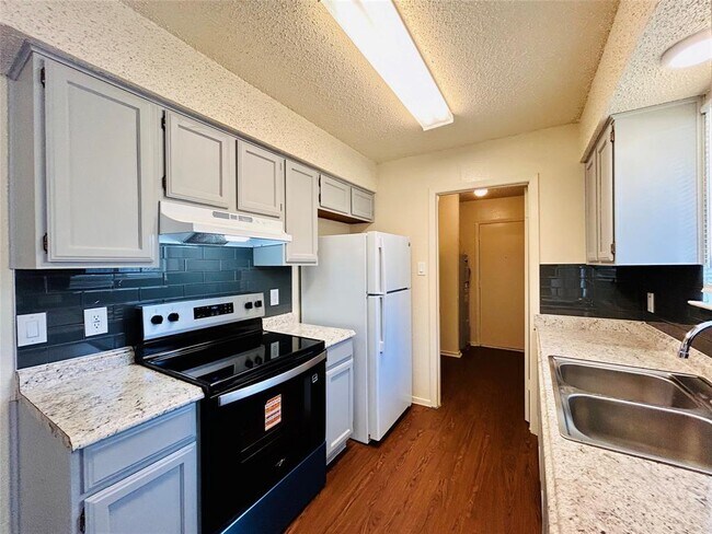 Foto del edificio - 8802 Pineridge Dr