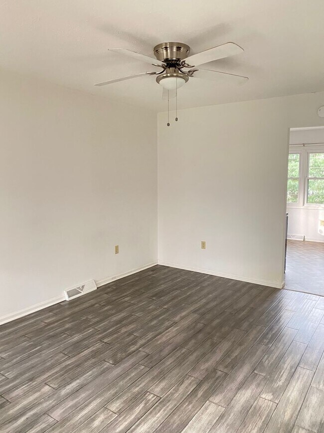 Foto del edificio - Conveniently located 4 bedroom, 2 bathroom...