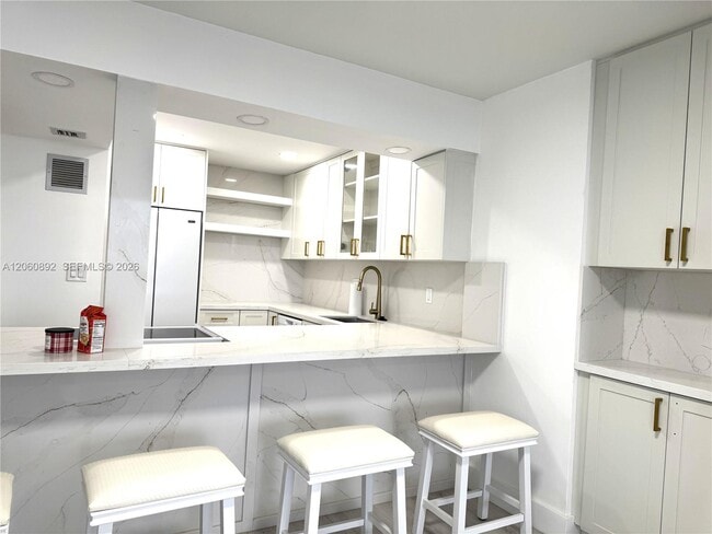 Building Photo - 3140 S Ocean Dr