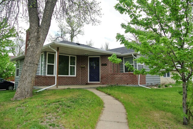 Building Photo - 2 Bedroom House!