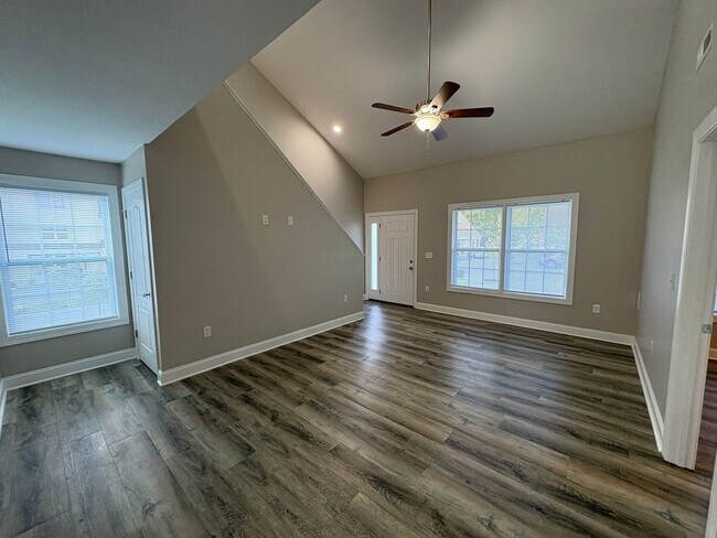 Foto del edificio - Available for the 2026-2027 lease term.