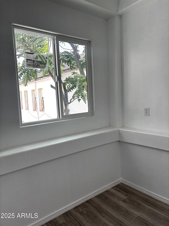 Foto del edificio - 633 E 9th St